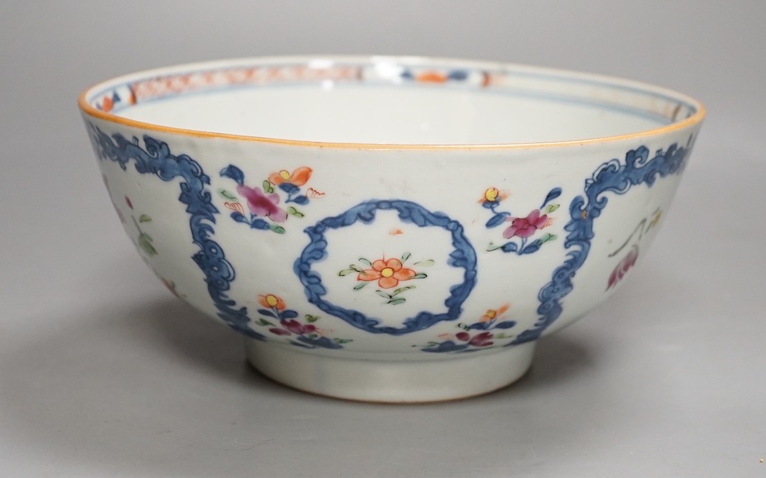 A Chinese export famille rose bowl with floral decoration - 9cm tall